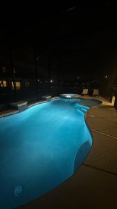 una grande piscina illuminata di notte di Luxury Retreat in the Heart of IDrive 10bed 9Bath a Orlando