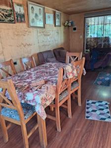 a dining room table with chairs and a couch at Casa donde Angy - desde 2 noches in Papudo