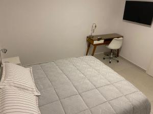 - une chambre avec un lit et un bureau avec un ordinateur dans l'établissement Reconquista900, à Buenos Aires