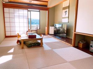 Kaigaku Onsen Resort Shirahama的电视和/或娱乐中心