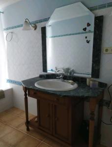 a bathroom with a sink and a large mirror at Precioso apartamento a 7 minutos en tren al centro de Valencia in Benetúser
