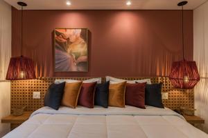 a bedroom with a large bed with red walls at Cyclinn Bela Cintra Jardins in Sao Paulo