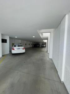 un garage con un'auto parcheggiata in esso di Flats TAVARES ARAUJO 101 a Garanhuns