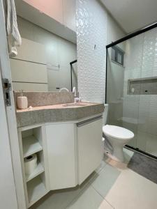 ガラニュンスにあるFlats TAVARES ARAUJO 101の白いバスルーム(洗面台、トイレ付)
