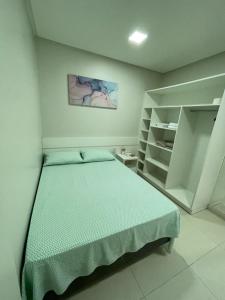 ガラニュンスにあるFlats TAVARES ARAUJO 101の小さなベッドルーム(ベッド1台、クローゼット付)