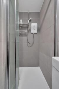 bagno con doccia e lavandino di The Green Room a Sydenham