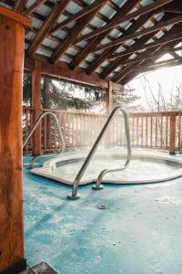 d'une piscine avec une métalosure dans une description dans l'établissement Cozy Cabin at RED - Steps to Skiing & Trails, à Rossland