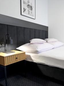 ein Schlafzimmer mit 2 Betten und einem Tisch mit einer Lampe in der Unterkunft Willa U Futra in Zakopane