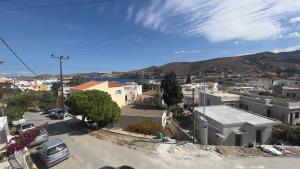 una vista aérea de una ciudad con una calle en Su Casa KEA, en Korissia