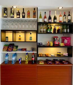 un estante lleno de botellas de alcohol en Hotel Cisneros 700, en Lima