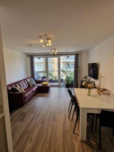 un soggiorno con tavolo e divano di Brixton Village Flat- Private En-suite double bedroom a Londra