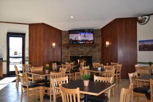 un restaurant avec des tables, des chaises et une cheminée dans l'établissement Quality Inn & Suites Garden Of The Gods, à Colorado Springs