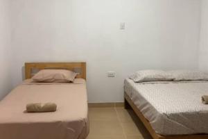 twee bedden naast elkaar in een slaapkamer bij Hamaka Beach House in Boca del Charán