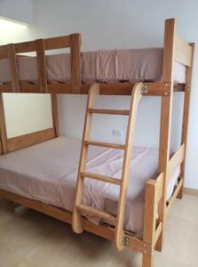 Krevet ili kreveti na sprat u jedinici u okviru objekta Hamaka Beach House