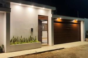 una porta del garage con piante sul lato di una casa di Hamaka Beach House a Boca del Charán