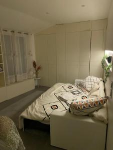 een slaapkamer met een bed en een stoel erin bij Le Saint-Brice de Paris in Saint-Brice-sous-Forêt