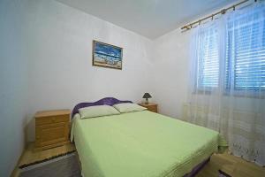 En eller flere senge i et værelse på Apartments by the sea Postira, Brac - 22158