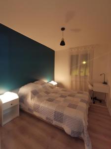 1 dormitorio con cama, escritorio y cama sidx sidx sidx sidx en T3 cosy, calme & lumineux proche Eurexpo, Groupama, en Saint-Priest