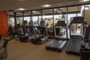 - une salle de sport avec des rangées de tapis roulants et de machines elliptiques dans l'établissement Tina's Waikiki Beach Tower, à Honolulu