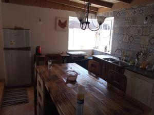 比奇烈穆的住宿－Casa de campo，厨房配有木桌和冰箱。