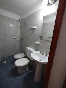 łazienka z toaletą i umywalką w obiekcie BADAWI w mieście San Fernando del Valle de Catamarca