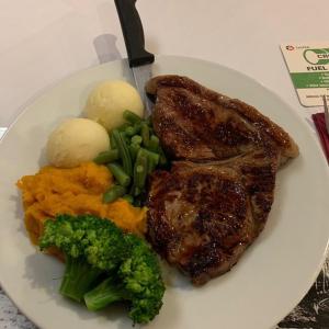 un plato de comida con brócoli de carne y puré de patatas en Leo Hotel Motel, en Clermont