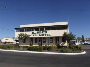Clermont的住宿－Leo Hotel Motel，建筑前方有标志的酒店
