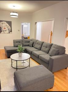 een woonkamer met een bank en een tafel bij Cozy home in Brampton (Mt pleasant Go station) in Brampton