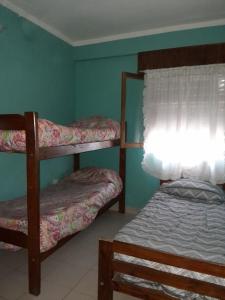 a bedroom with two bunk beds and a window at Complejo Extremo in Mar de Ajó