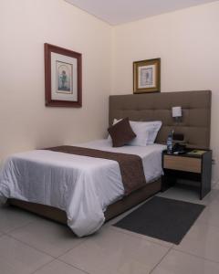 A bed or beds in a room at Hotel Monte Carlo