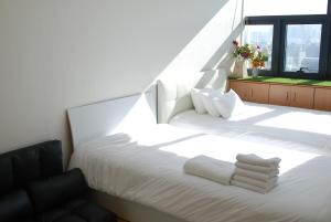 a bedroom with two beds with white sheets and a window at Samsung Coex Daechi Gangnam House G in Seoul