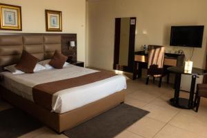 A bed or beds in a room at Hotel Monte Carlo