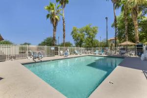 Bazén v ubytování Comfort Inn Chandler - Phoenix South I-10 nebo v jeho okolí