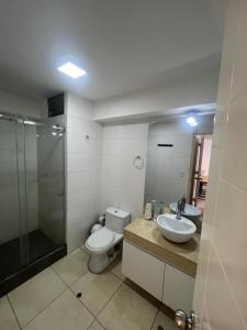 Lead Premium في ليما: حمام مع مرحاض ومغسلة ودش