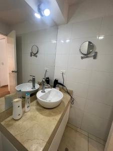 Lead Premium في ليما: حمام مغسلتين ومرآة