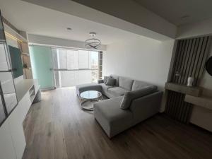 Lead Premium في ليما: غرفة معيشة مع أريكة وطاولة