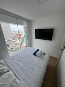 Lead Premium في ليما: غرفة نوم بسرير وتلفزيون بشاشة مسطحة