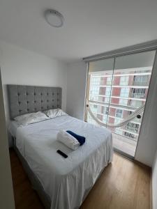 Lead Premium في ليما: غرفة نوم بسرير أبيض مع نافذة كبيرة