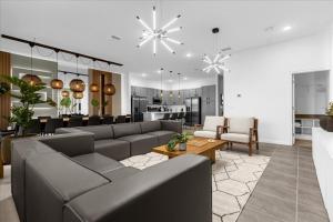 sala de estar con sofá y mesa en 12 Bedrooms- 11,5 Baths- Paradiso Grande 10000vw, en Orlando