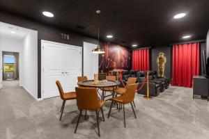 einen Konferenzraum mit einem Tisch, Stühlen und einem Sofa in der Unterkunft 12 Bedrooms- 11,5 Baths- Paradiso Grande 10000vw in Orlando
