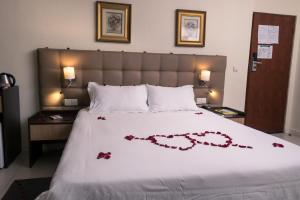 A bed or beds in a room at Hotel Monte Carlo