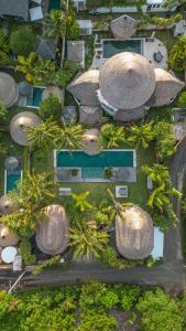 uma vista superior de um resort com árvores e uma piscina em Acacia Bungalows Bingin em Uluwatu