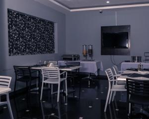 A television and/or entertainment centre at Hotel Monte Carlo