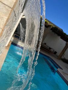 une fontaine dans la piscine dans l'établissement Mansão Ideal, à Planaltina