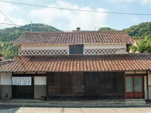 una casa con techo de baldosas rojas en RITA Izumo Sagiura, en Izumo