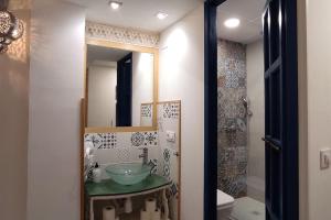a bathroom with a sink and a mirror at Al-Andalus hause a 9min. del centro en metro in San Juan de Aznalfarache
