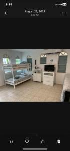una imagen de un dormitorio con 2 literas en Playa Alejandra, 