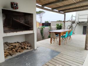un patio con mesa, sillas y chimenea en Casa de playa en jose ignacio uruguay., en José Ignacio