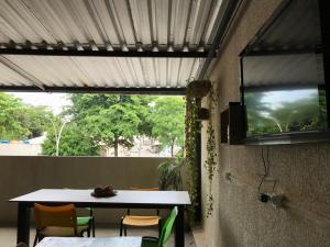 mesa y sillas en una habitación con ventana en Hostel FreeWay, en Brasilia