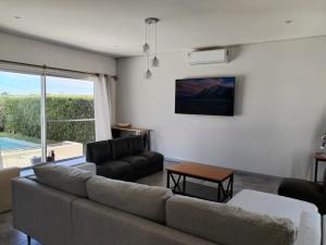 sala de estar con sofá y mesa en Casa de playa en jose ignacio uruguay., en José Ignacio